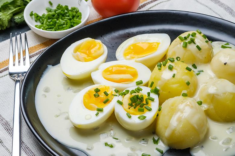 Senfeier mit Kartoffeln