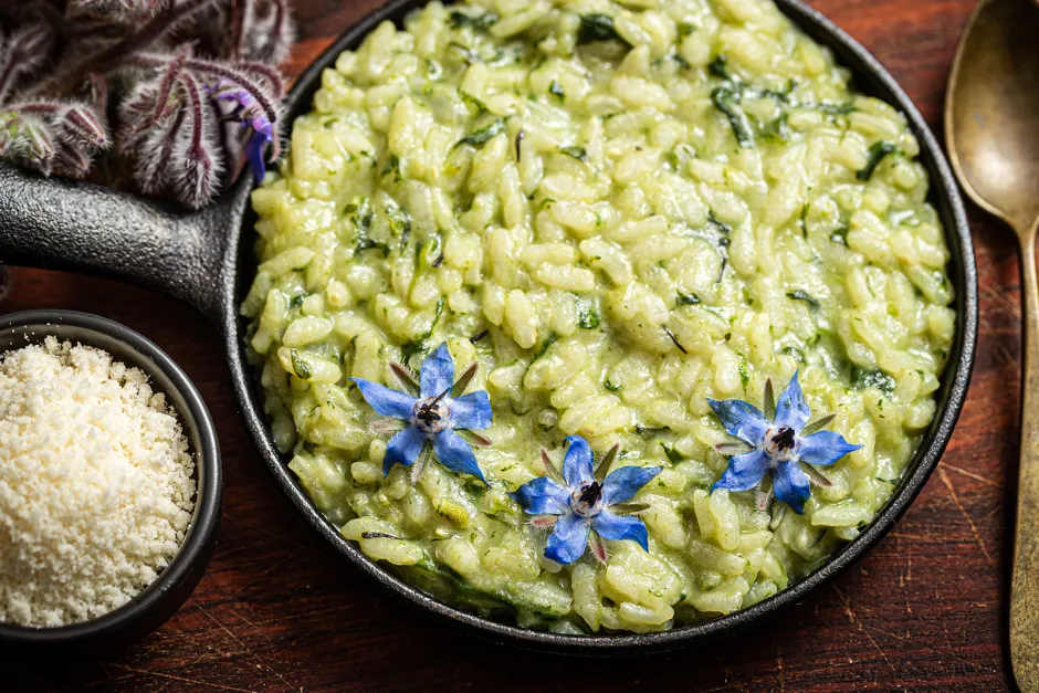 Gr&uuml;nes Risotto mit Garten-Borretsch