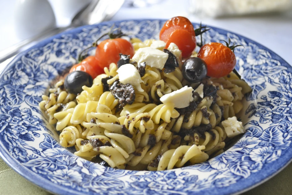 Spiralnudeln mit Oliven und Mozzarella