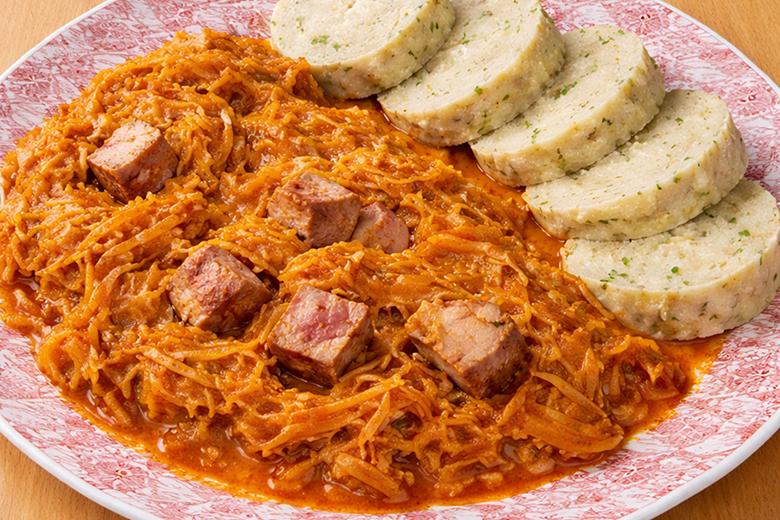 Krautfleisch mit geröstetem Paprika und Serviettenknödel