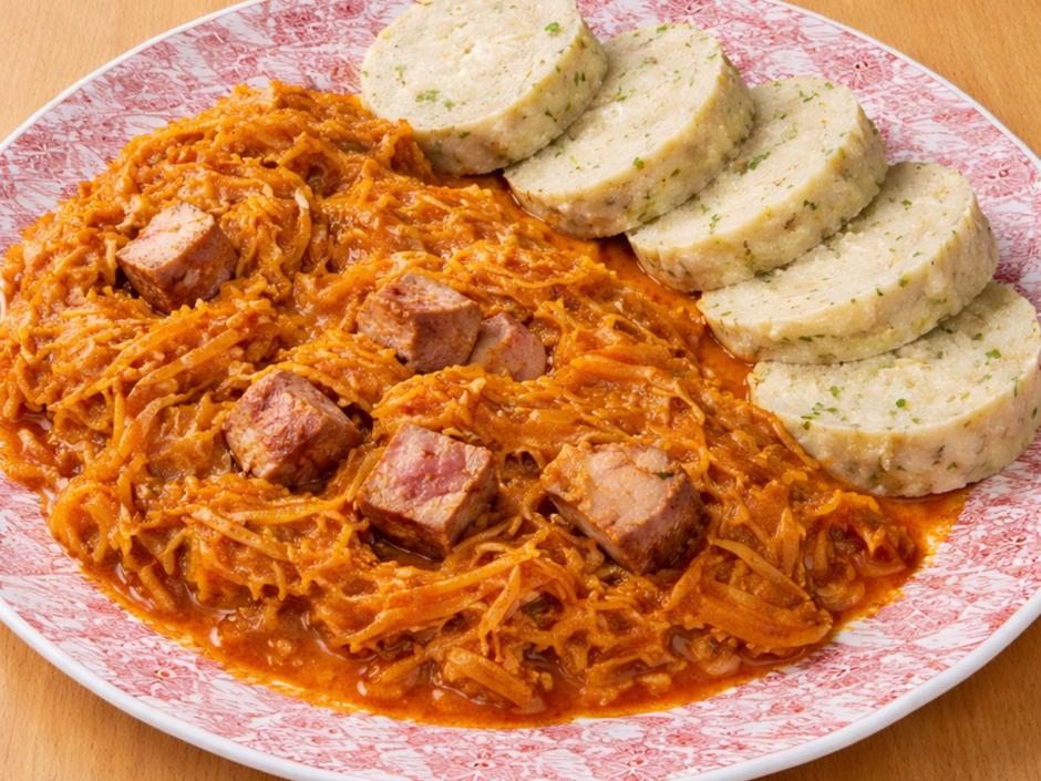 Krautfleisch mit geröstetem Paprika und Serviettenknödel
