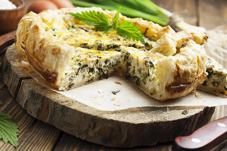 Brennnesselkuchen mit Frühlingszwiebeln