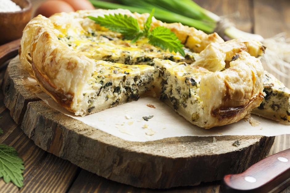 Brennnesselkuchen mit Frühlingszwiebeln