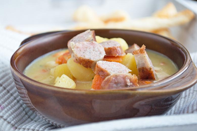 Scharfer Karotteneintopf mit Bratwurst