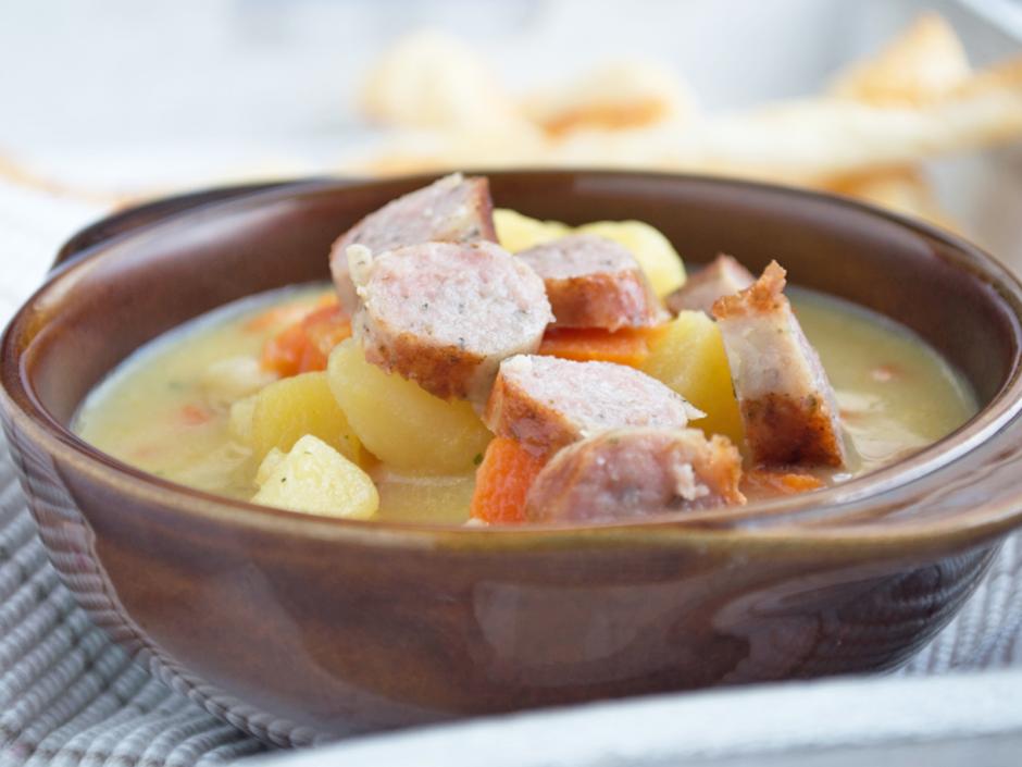 Scharfer Karotteneintopf mit Bratwurst