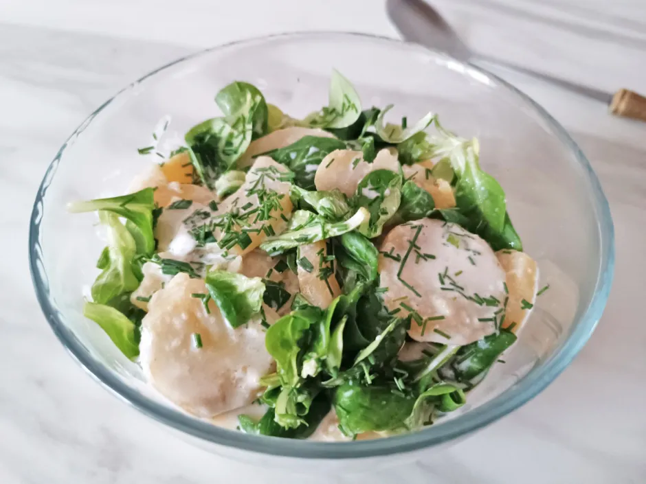 Erd&auml;pfelsalat mit Mayo und Vogerlsalat