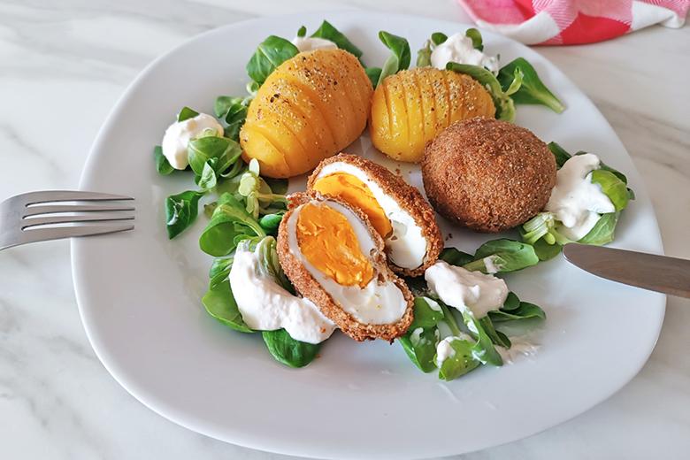 Gebackenes Ei mit Fächerkartoffel aus der Heißluftfritteuse