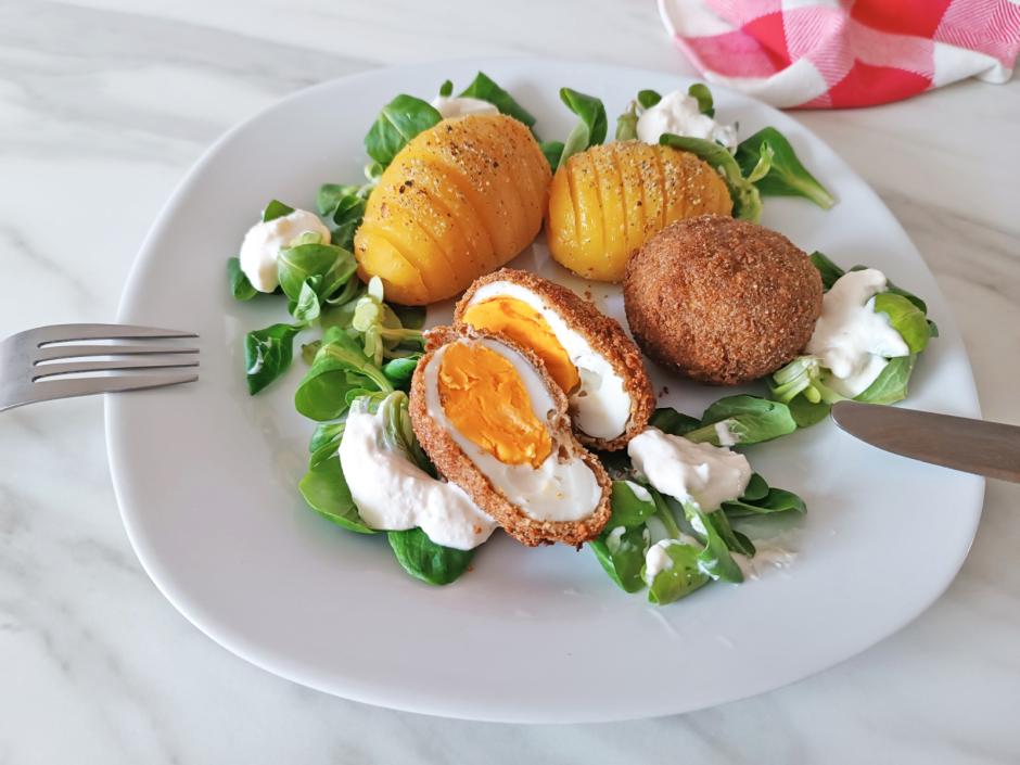 Gebackenes Ei mit Fächerkartoffel aus der Heißluftfritteuse
