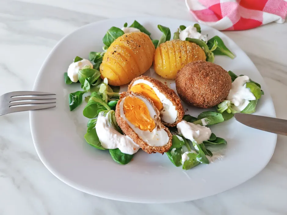 Gebackenes Ei mit F&auml;cherkartoffel aus der Hei&szlig;luftfritteuse