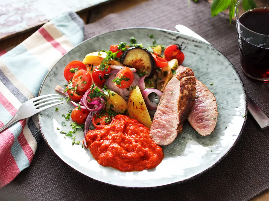 Schweinefilet mit Ofengem&uuml;se und Ajvar