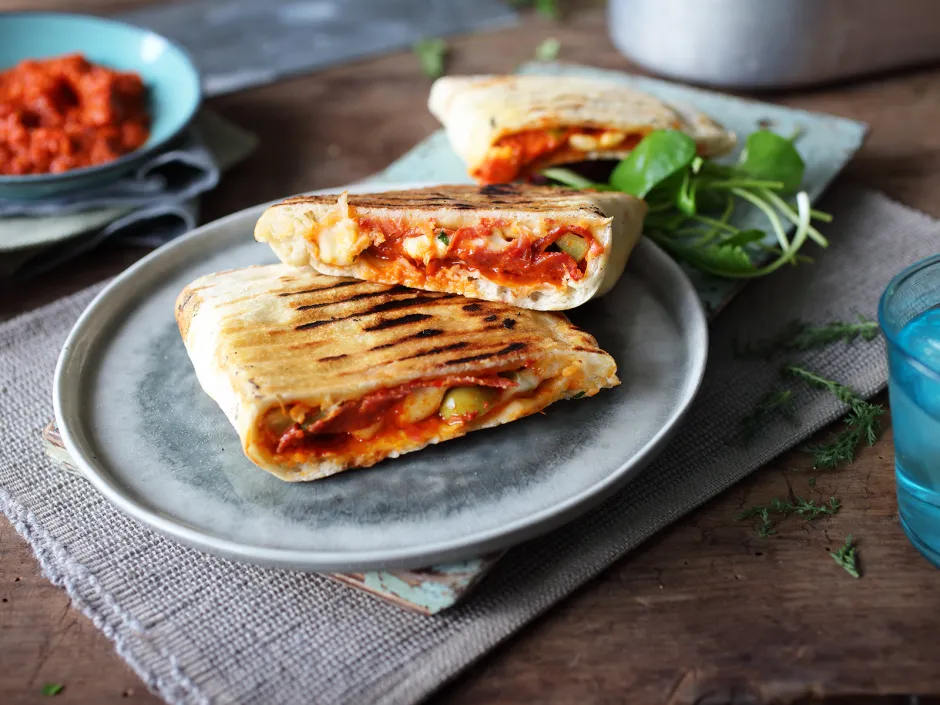 Gef&uuml;llte Pizza vom Grill Calzone Art