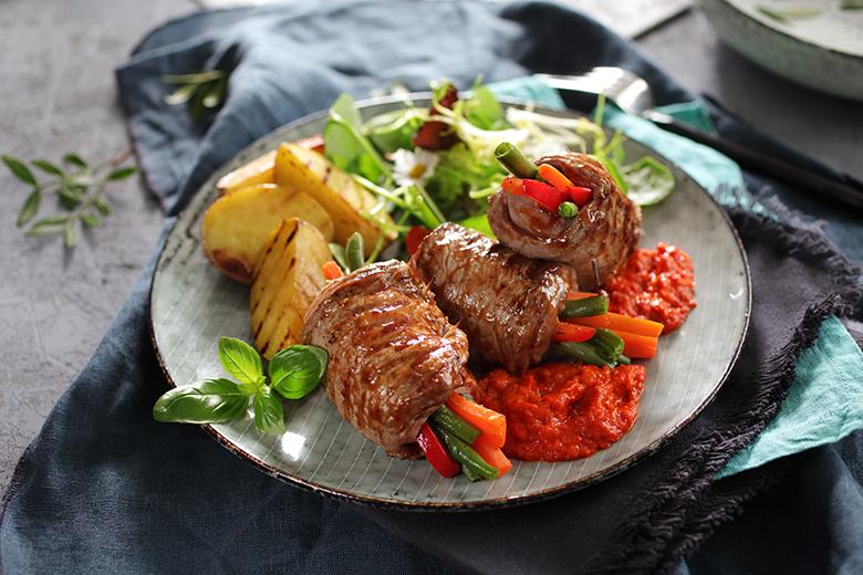 Rinderrouladen mit Gemüse und Ajvar