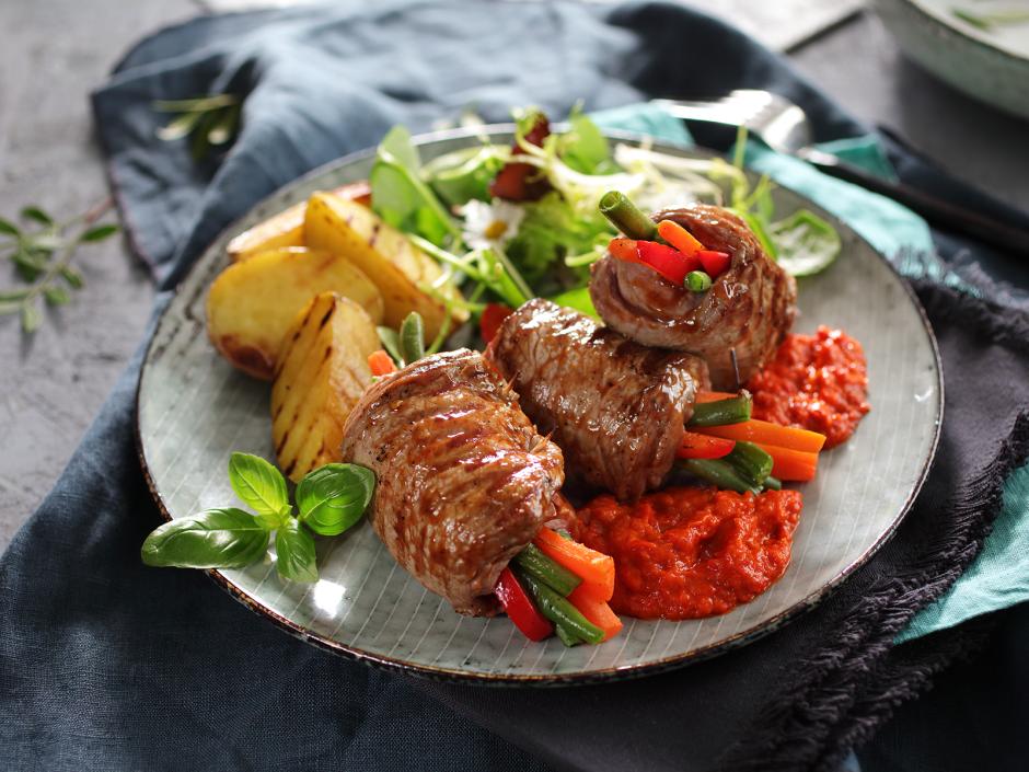 Rinderrouladen mit Gemüse und Ajvar