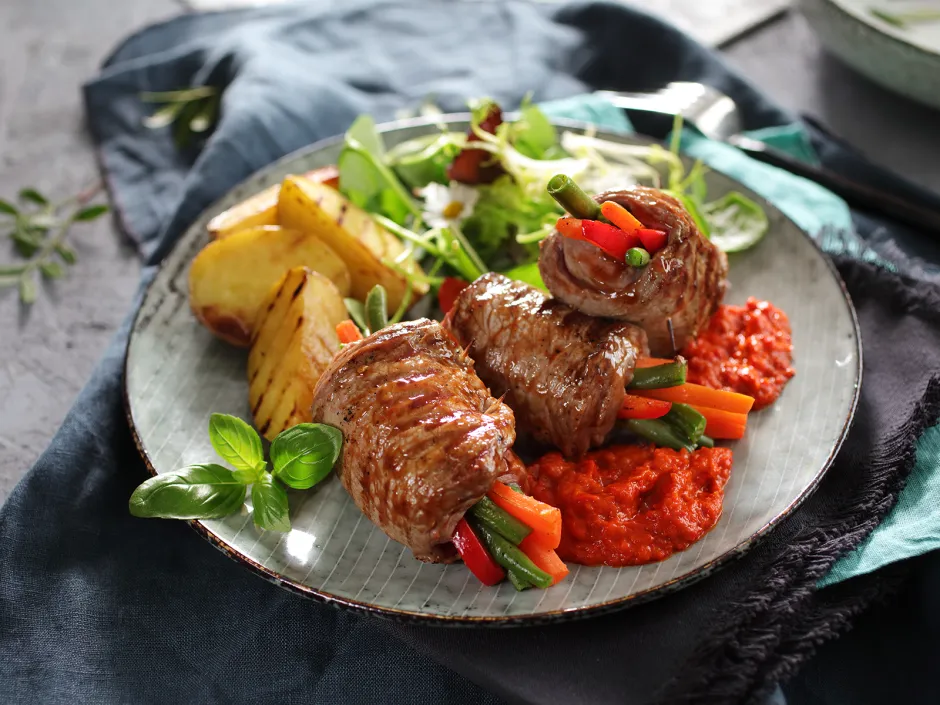 Rinderrouladen mit Gem&uuml;se und Ajvar