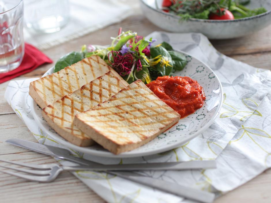Gegrillter Tofu mit Ajvar