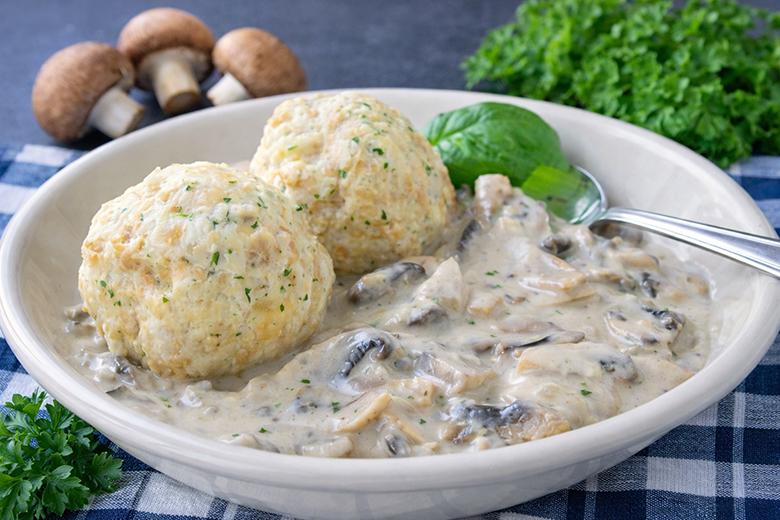 Knödel mit Champignonsauce