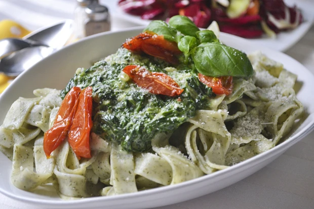 Spinatnudeln mit Tomaten