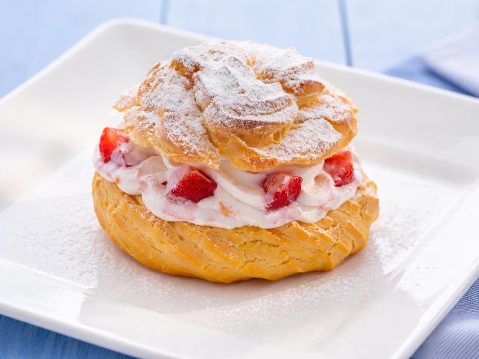 Brandteigkrapferl mit Erdbeercreme