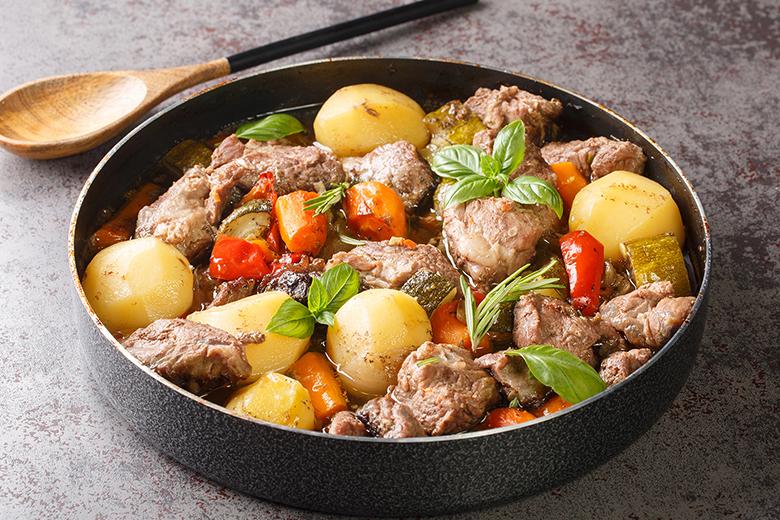 Kroatische Peka mit Rindfleisch