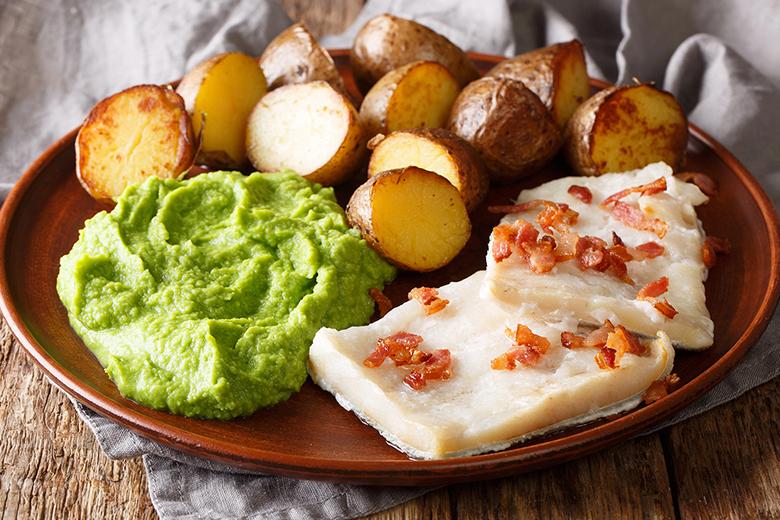 Norwegischer Lutefisk mit Erbsenpüree