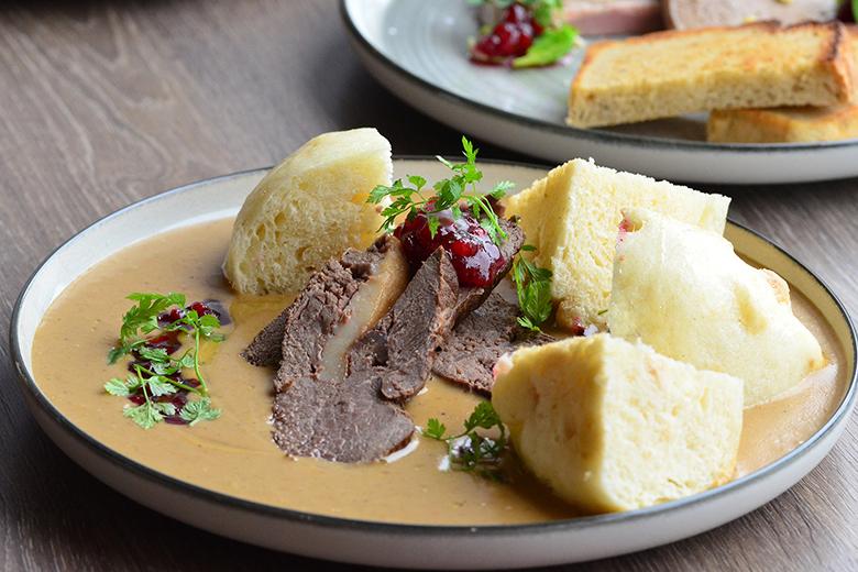 Svíčková Rinderbraten in Sahnesauce