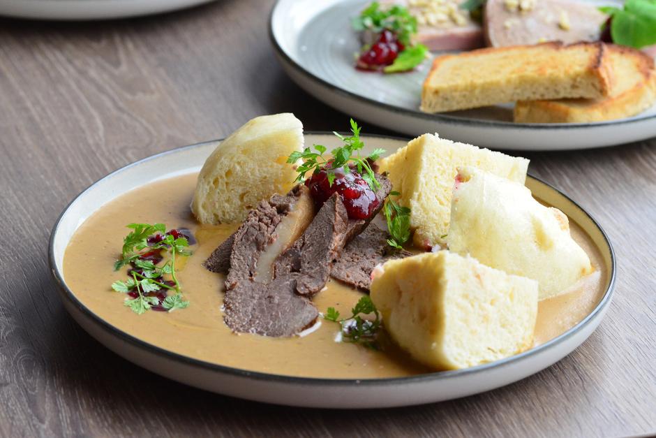 Svíčková Rinderbraten in Sahnesauce