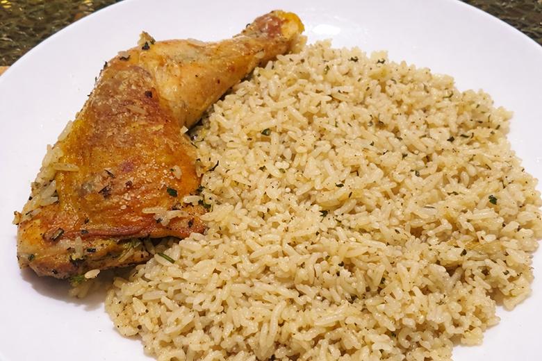 Hühnerkeulen mit Reis aus dem Backrohr