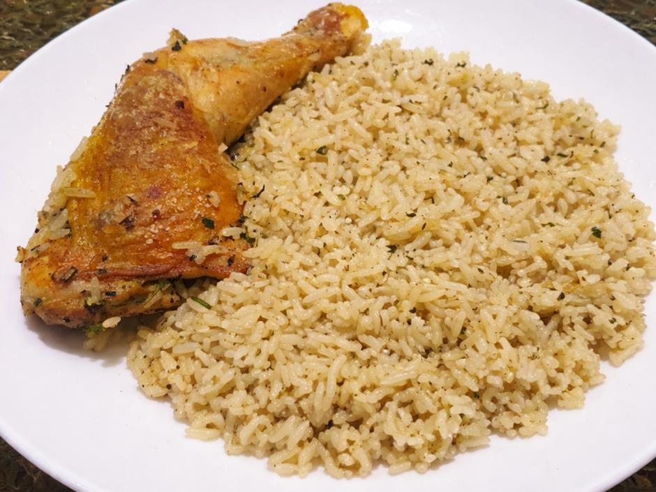 Hühnerkeulen mit Reis aus dem Backrohr