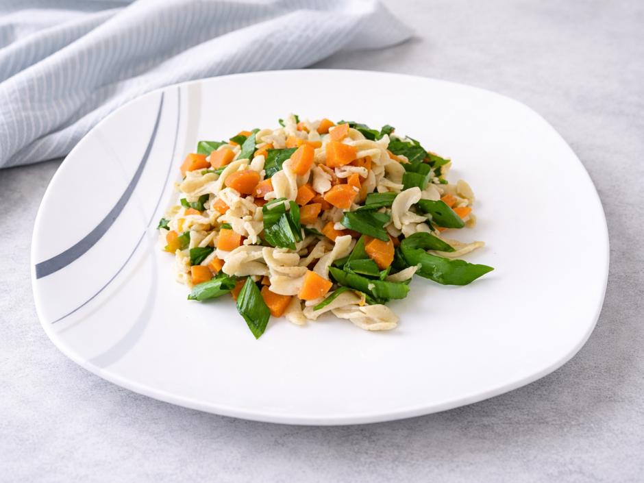 Nudeln mit Karotten und Bärlauch