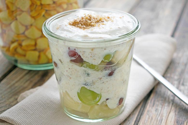 Ananas-Trauben-Salat mit Haselnusstopfen