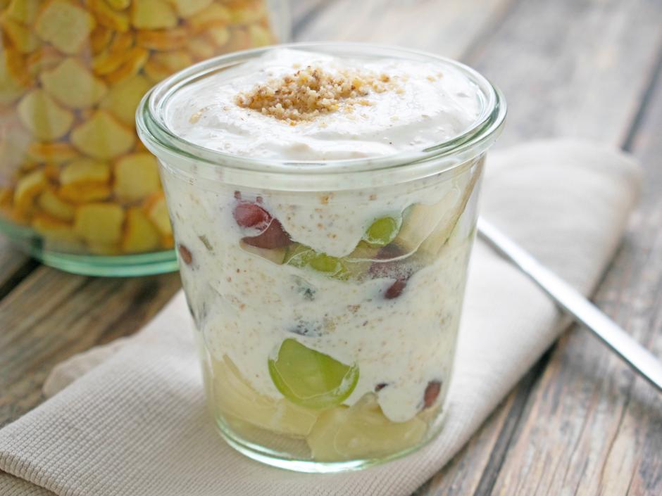 Ananas-Trauben-Salat mit Haselnusstopfen