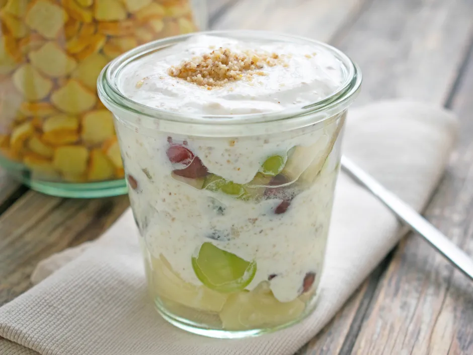 Ananas-Trauben-Salat mit Haselnusstopfen