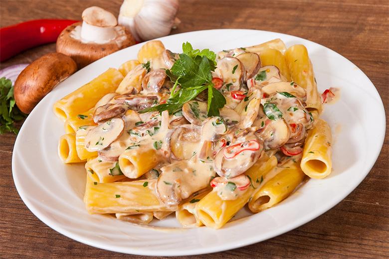 Nudeln mit Champignonsoße