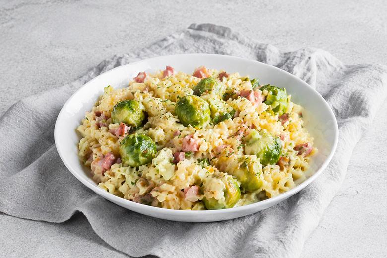 Schnelle Kohlsprossen-Nudel-Pfanne