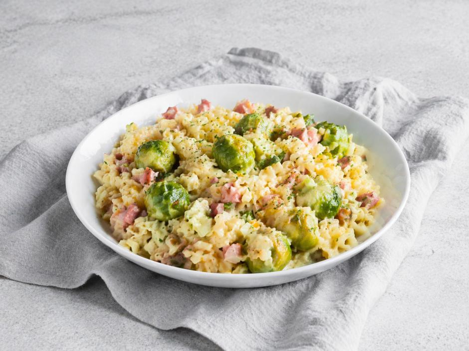 Schnelle Kohlsprossen-Nudel-Pfanne