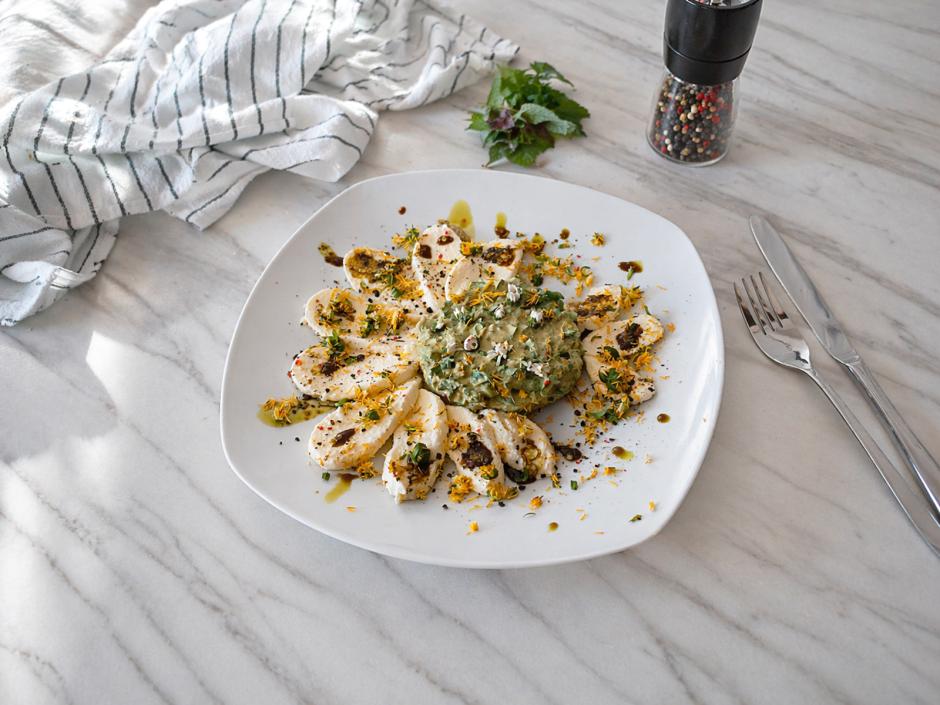 Mozzarella mit Löwenzahnaufstrich