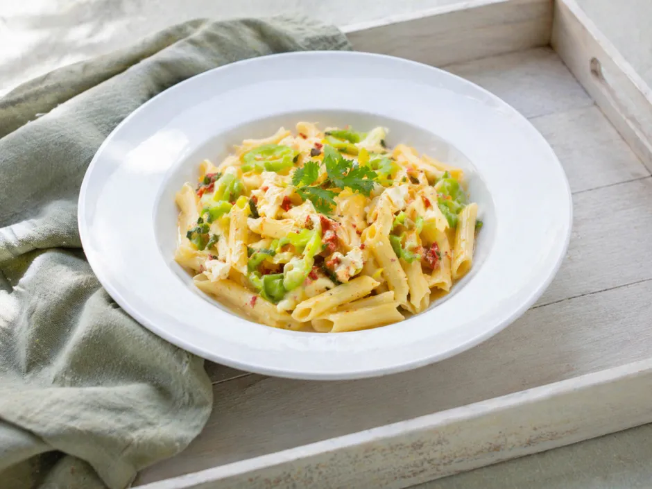 Nudelpfanne mit Feta und Spitzpaprikas