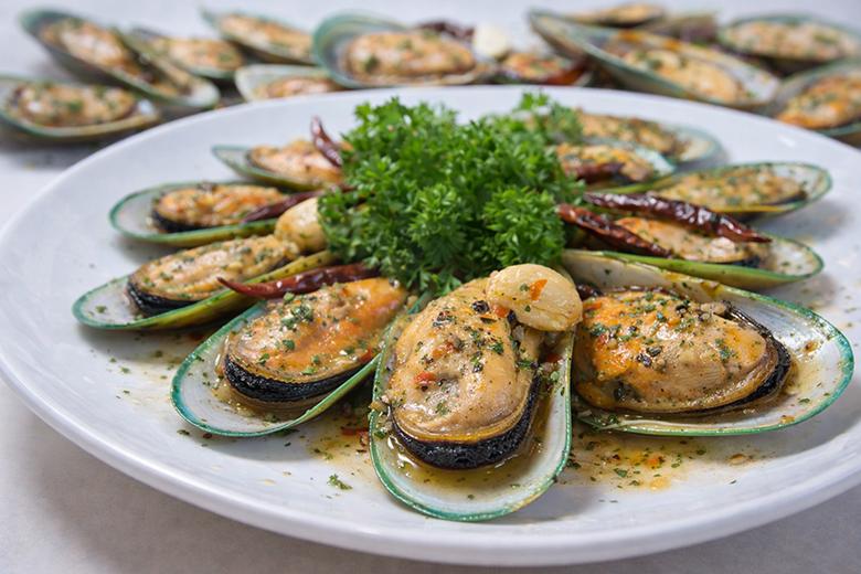 Grünlippmuscheln in Knoblauch-Chili-Sud