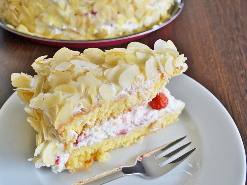 Erdbeer Joghurt Torte mit Mandeln
