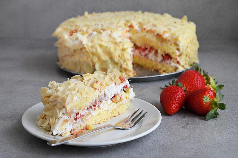 Erdbeer Joghurt Torte mit Mandeln