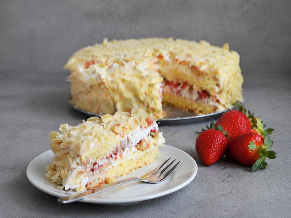 Erdbeer Joghurt Torte mit Mandeln