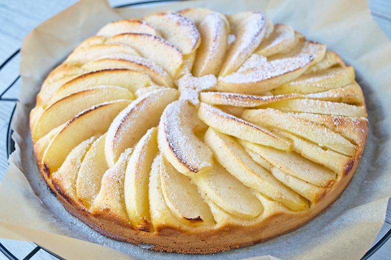 Einfache Torte mit Apfelspalten