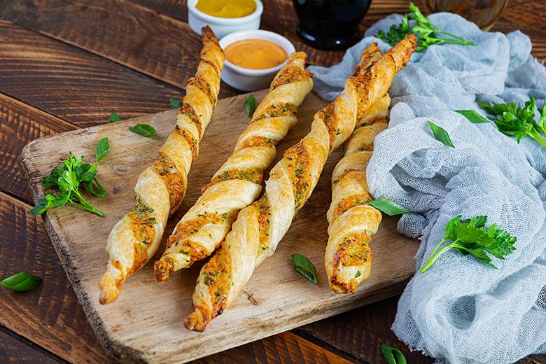 Blätterteigstangerl mit Pesto und Parmesan