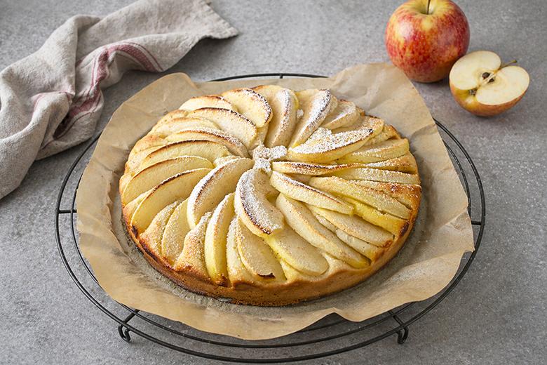 Einfache Torte mit Apfelspalten