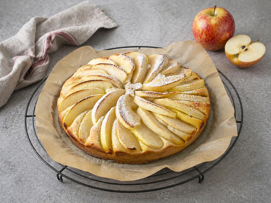 Einfache Torte mit Apfelspalten