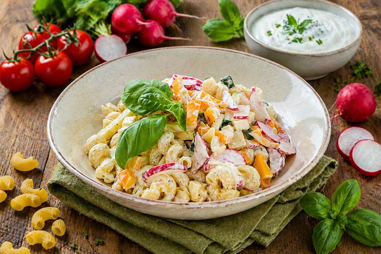 Nudelsalat mit Joghurtdressing