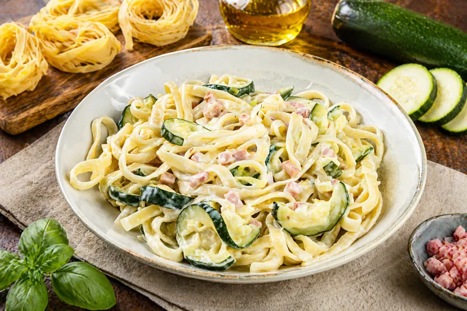 Nudelgericht &aacute; la Zucchini