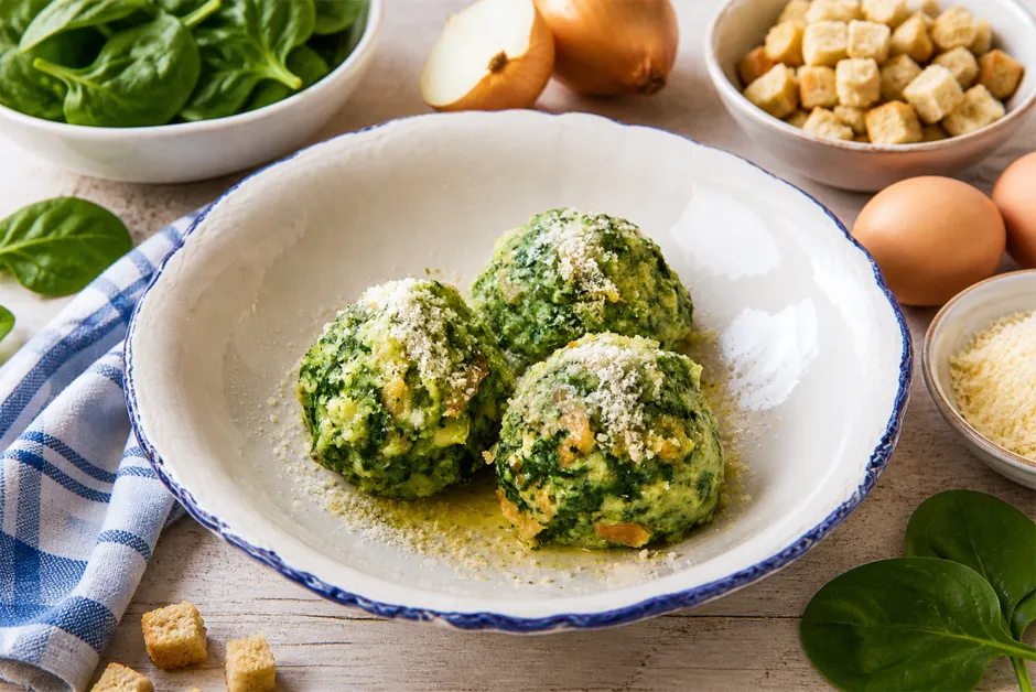 Spinatkn&ouml;del mit K&auml;se