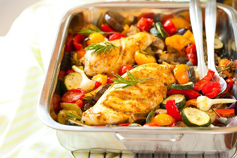 Huhn mit geschmorten Zucchini-Gemüse