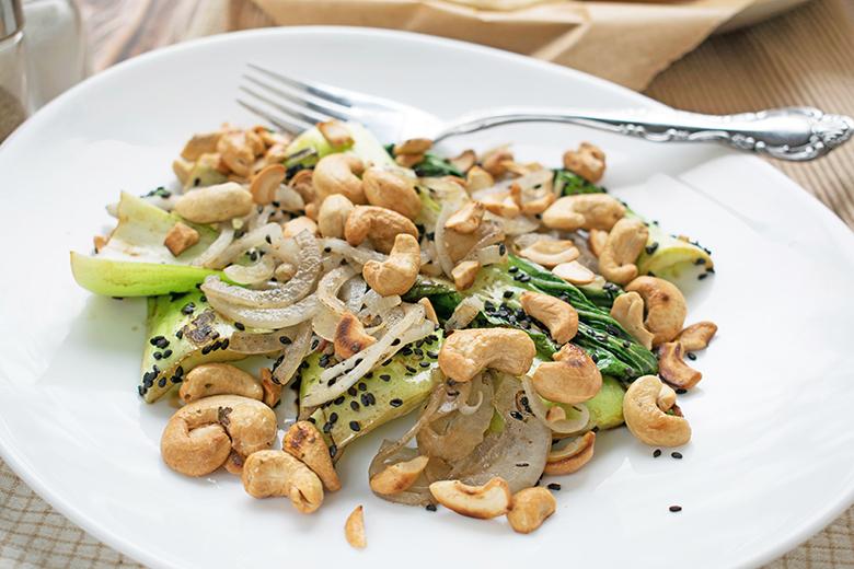 Pak Choi mit Cashewkernen